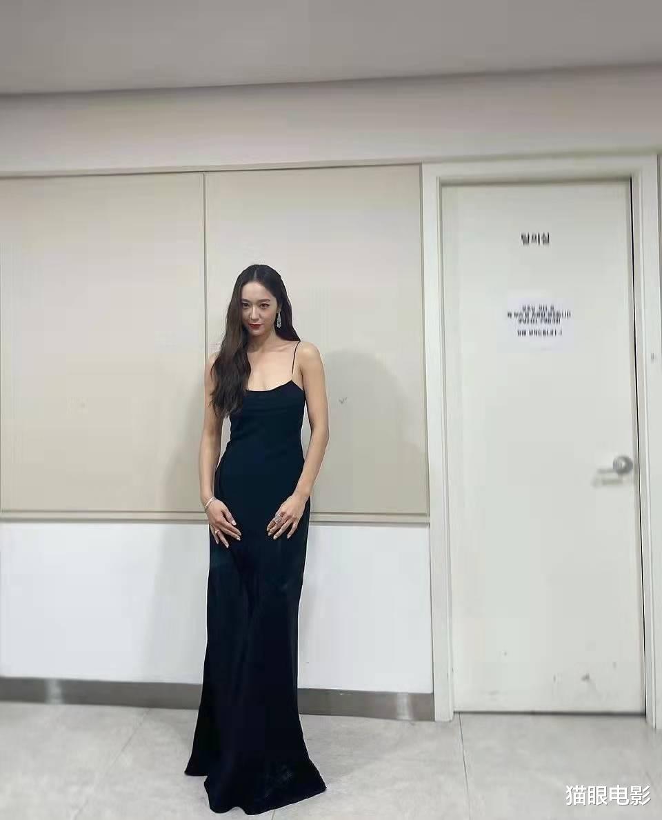 陈亚男|郑秀晶穿黑色吊带裙身材太绝！腰臀比例太吸睛，长发飘飘状态超好