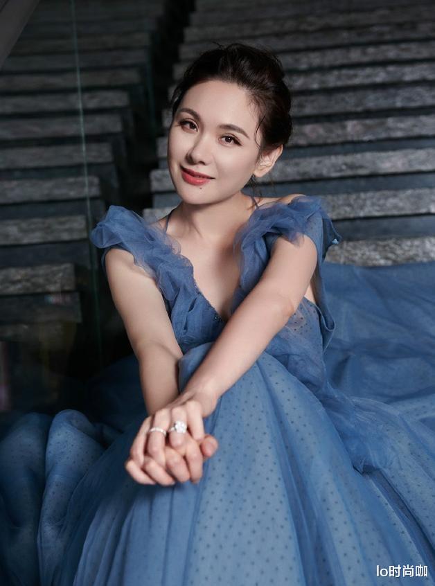 lo时尚咖|40+的程莉莎穿水手服扮嫩太成功，微露香肩自信靓丽，不见老态