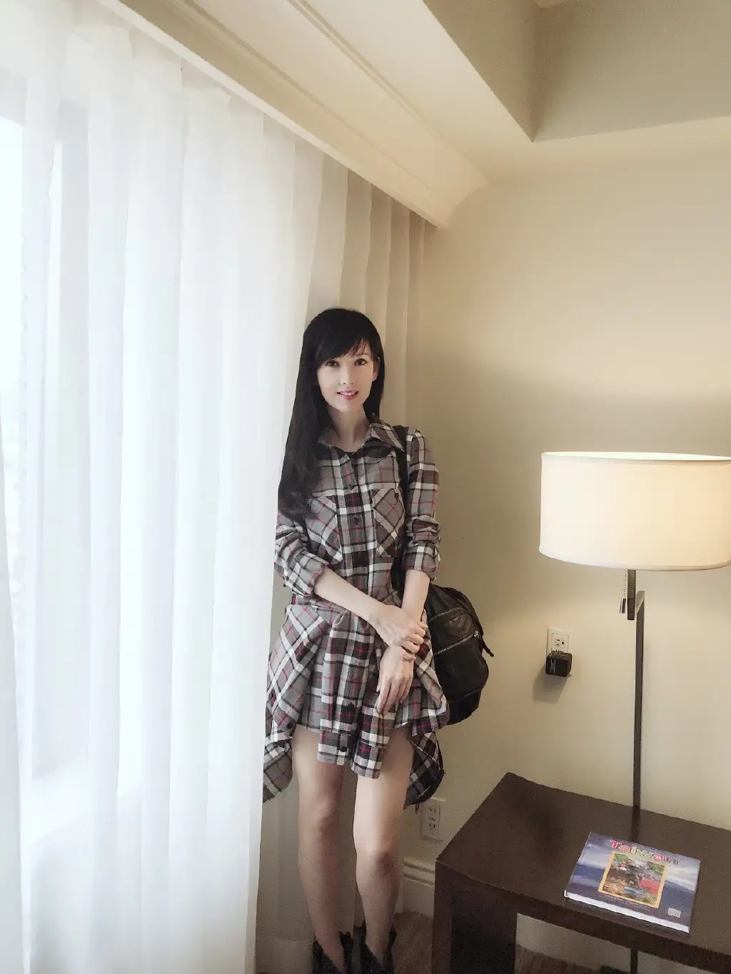 全球时尚号|“冻龄女神”周慧敏，穿绿色格纹裙如少女，“婴儿”肌太令人羡慕