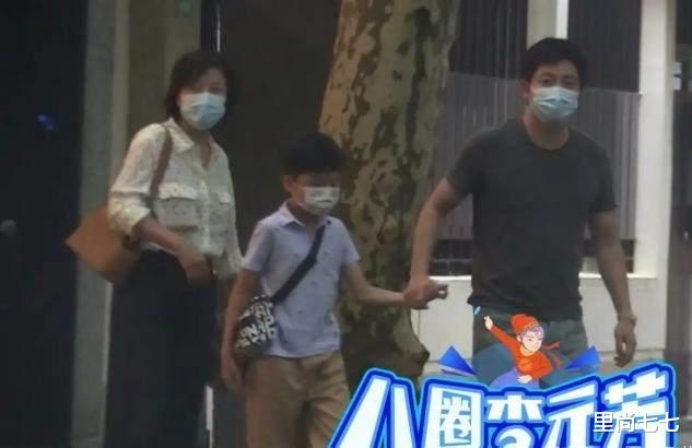 张小斐|郭京飞一家三口罕见合体，妻子打扮好村味，儿子正脸首曝光太像爸