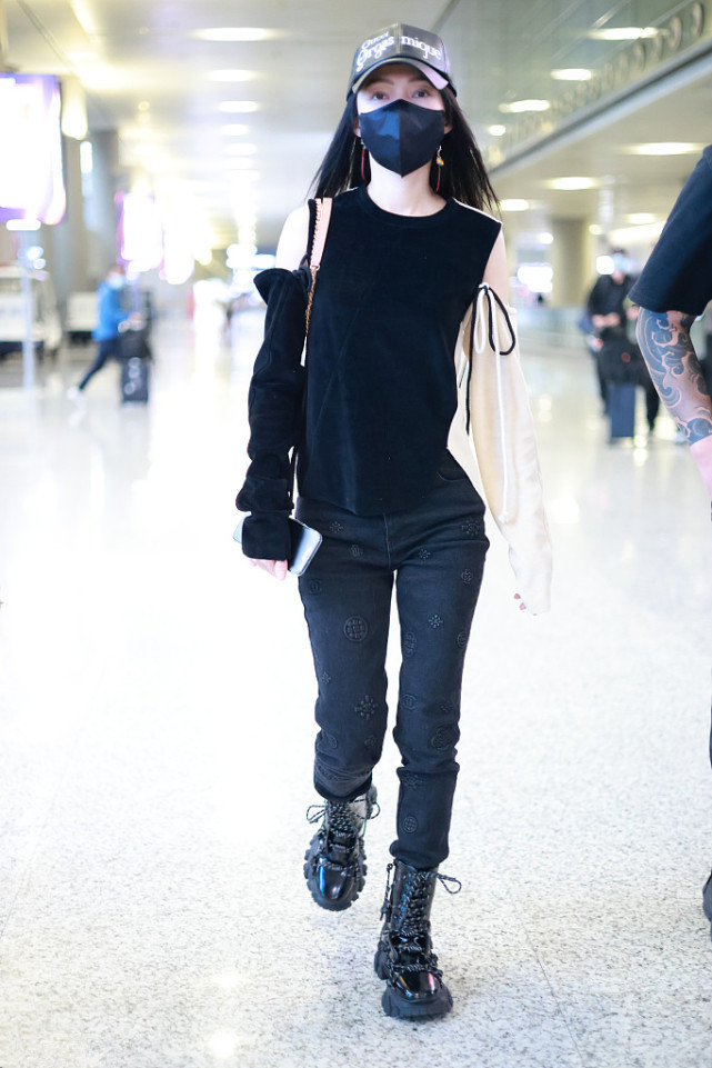 时尚潮流生活 张韶涵够时髦，穿露袖针织衫下搭牛仔裤，成为机场一道风景线！