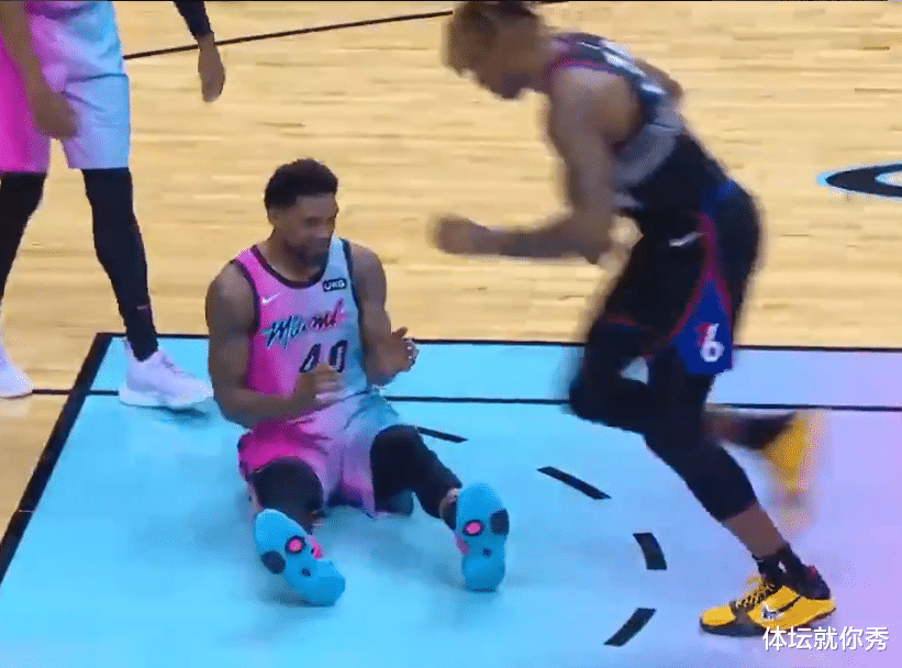 德怀特·霍华德|冲突！41岁老将脾气火爆，怒怼霍华德，指着鼻子骂，连吃2T被驱逐