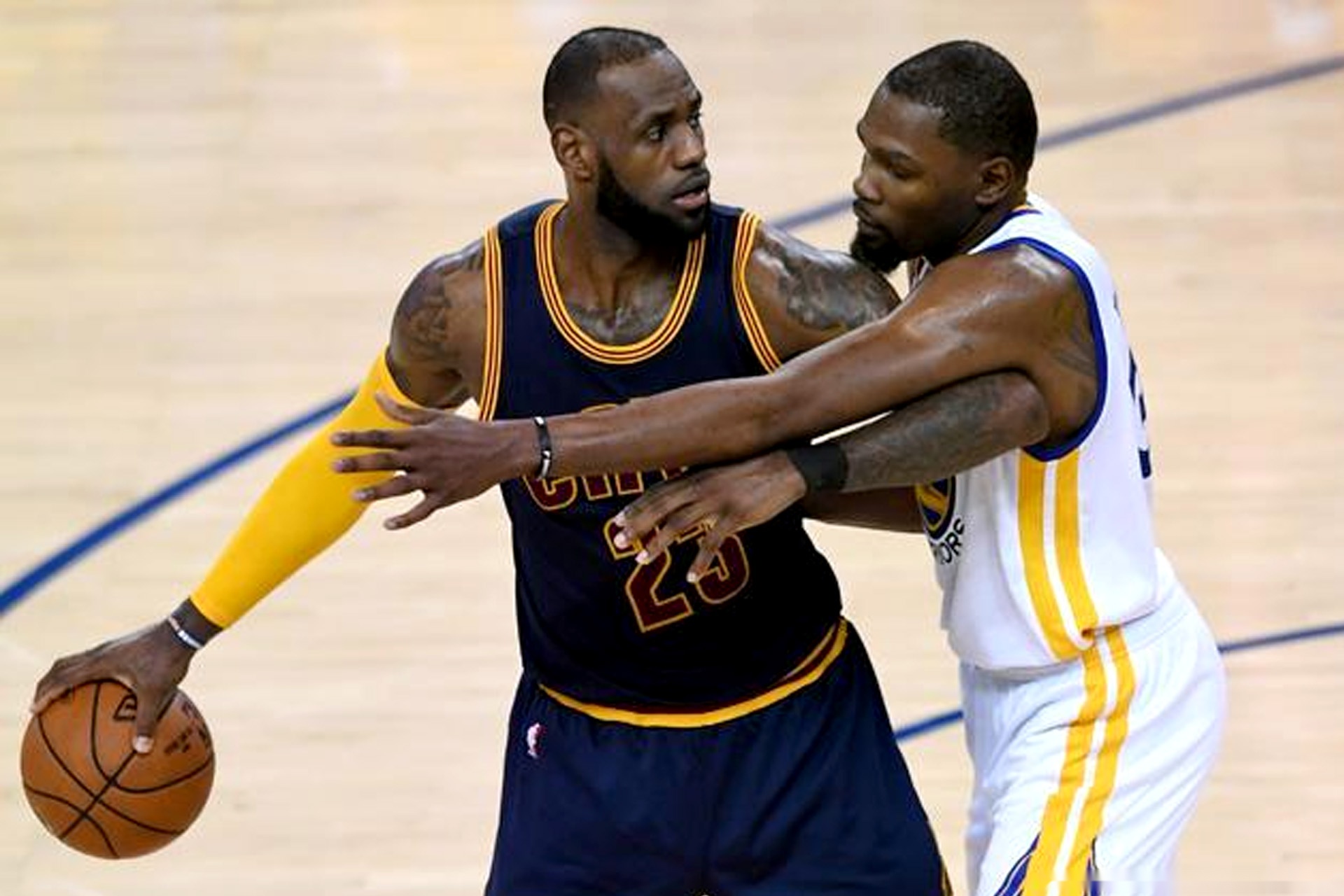 勒布朗·詹姆斯|连续三期领跑MVP榜单,詹姆斯今年有多大概率拿到生涯第五座MVP?