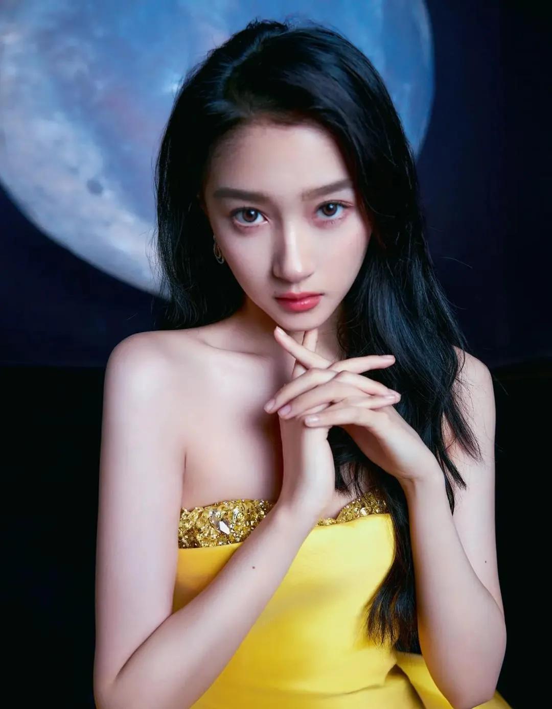 关晓彤|女明星太难！关晓彤高定裙脏了要赔钱，吴宣仪裙摆湿了吓出表情包