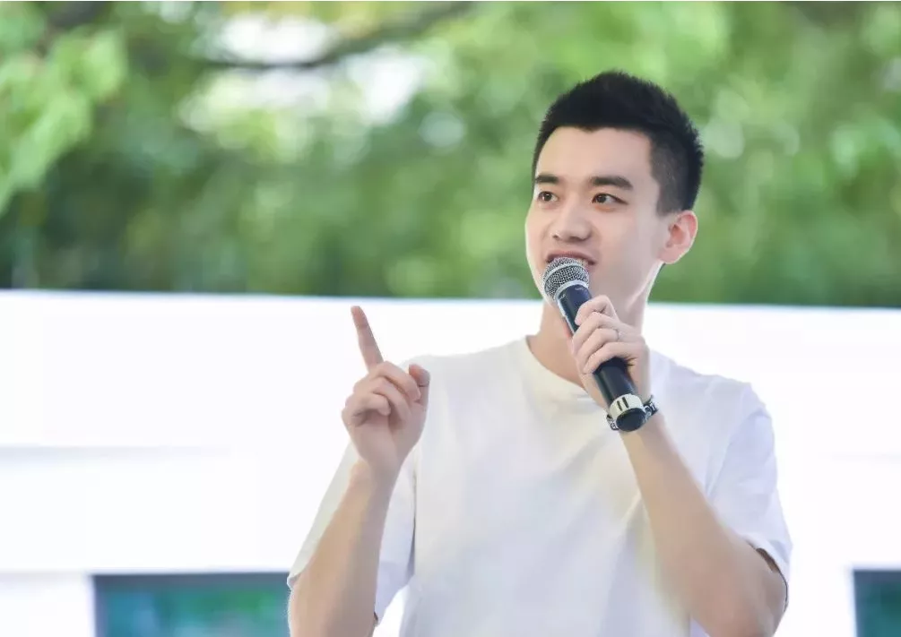 InsDaily|这个男人越“阴阳怪气”,网友就越喜欢!