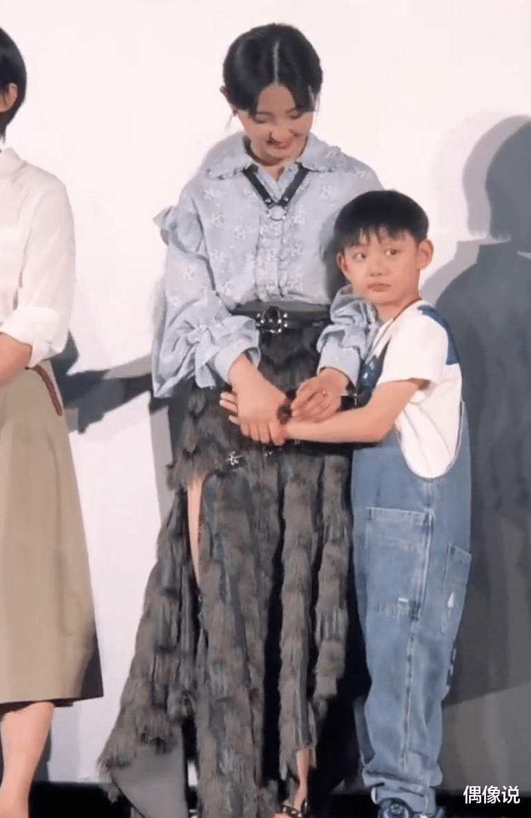张子枫|那英13岁女儿和张子枫开视频，第一句话好直接，张子枫害羞捂脸