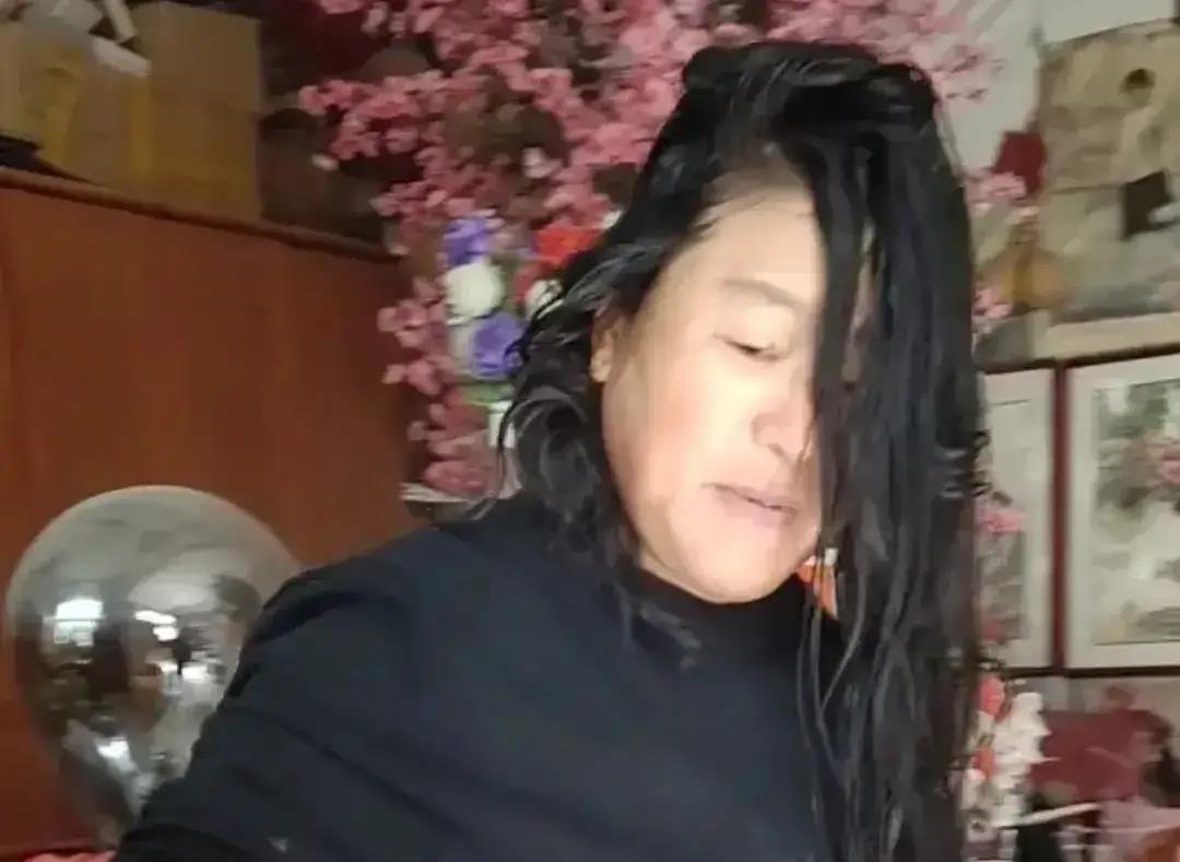 一只麦兜 大衣哥朱之文一场商演几十万，妻子依旧保持常态，蒸馒头卖玉米