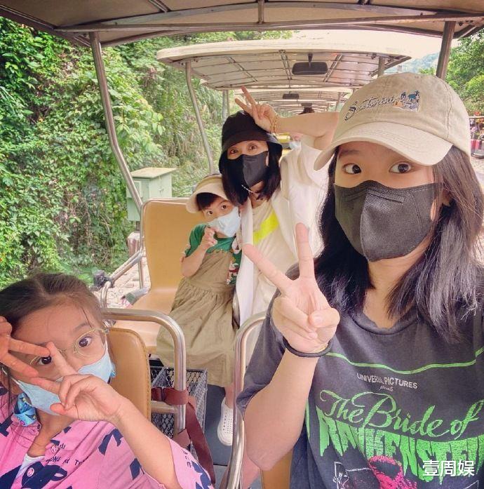 步步惊心|贾静雯一家五口出游,梧桐妹身高出众,修杰楷胡子邋遢显苍老!