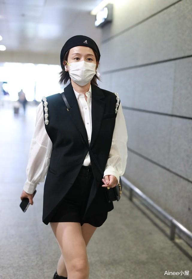 Ainee小屋 叶一茜素颜看着有些憔悴,灯笼袖衬衫配宽马甲,身上有点肉但挺美