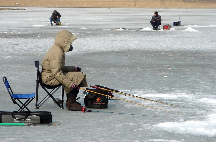 明水|今年你开始冰钓了么?冰面尚薄,不要抱有侥幸心理跟风去赌命