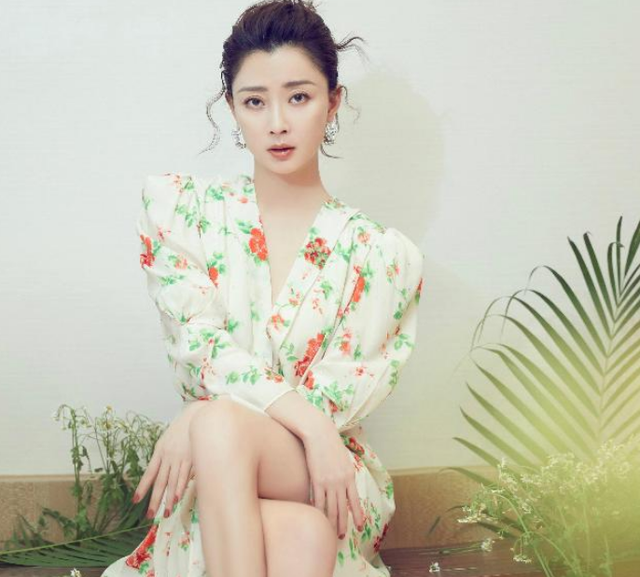 殷桃|殷桃晒泳装照，超高的颜值，完美的身材，让人很是羡慕