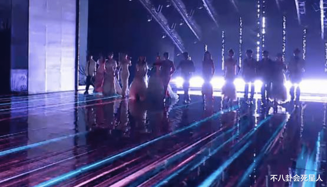 杨幂|跨年晚会真热闹！杨幂献吻，杨紫脸僵，邓丽君重现，芒果主持换血