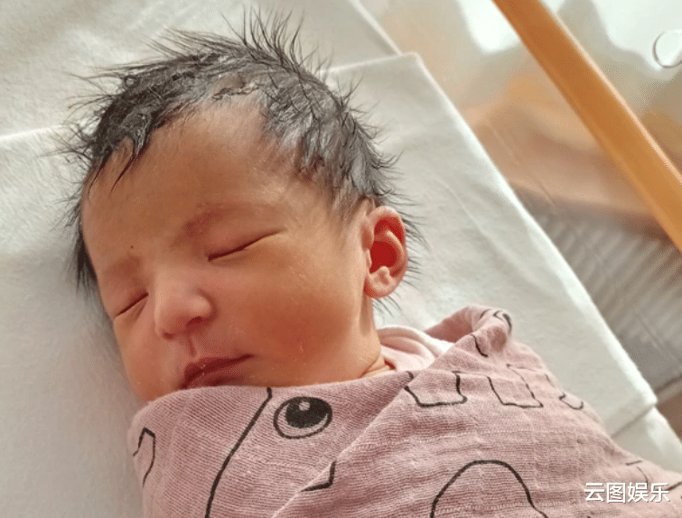 |恭喜！女星嫁外国贵族老公9年，宣布产下混血女婴，宝宝重6.4斤