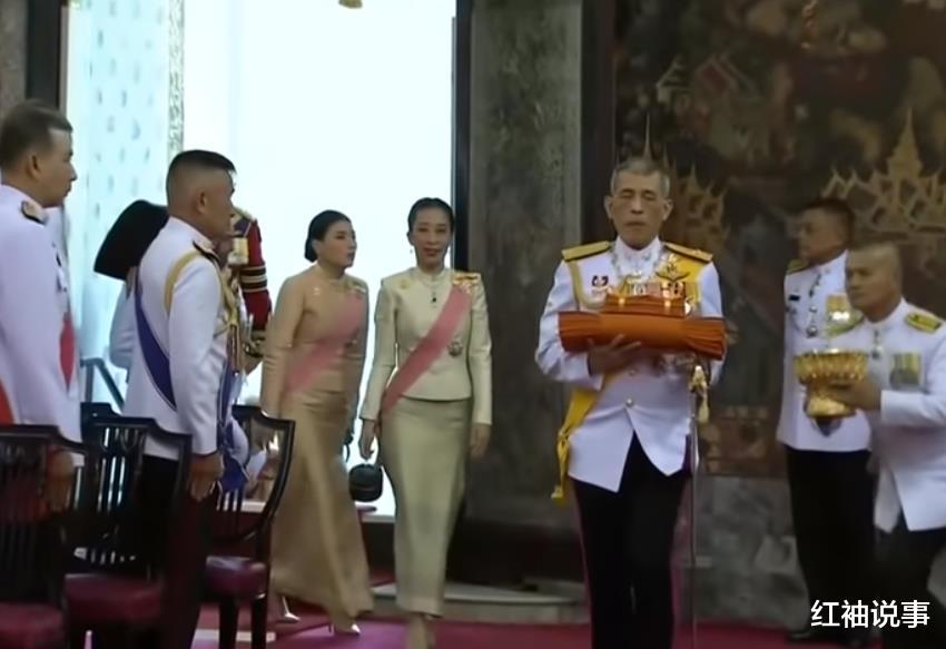 苏提达|苏提达保镖时期心酸，被挤出红毯也不敢吭声，没有御坐全程站着