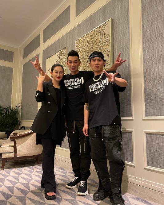 房姐地产观 《披哥》庆功宴路透出炉！赵文卓团队搞怪合体，戚薇也惊喜现身了