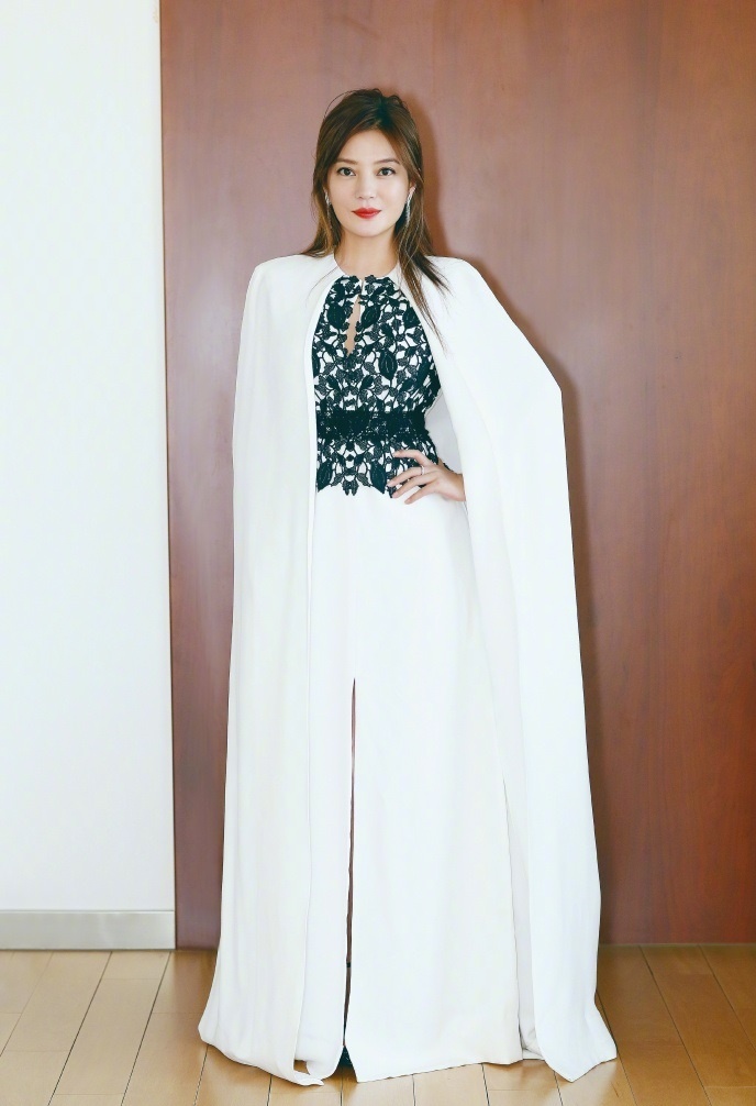 礼服|赵薇难得掀起刘海，把一件披风当礼服，内搭还开条缝，真有贵妇范
