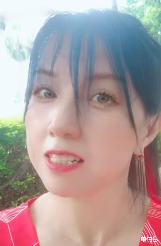 43岁女子直播风格豪放,儿子儿媳把她赶出门,不孝还是为老不尊
