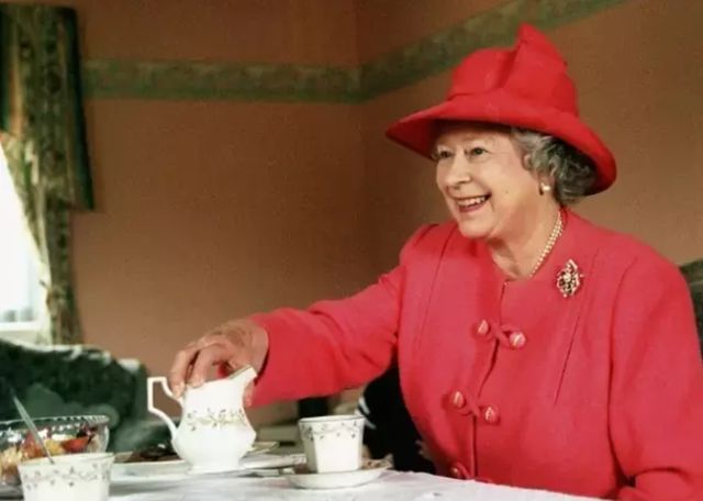 长寿|95岁女王的“长寿经”：基因好，作息规律爱散步，一日4餐不过量