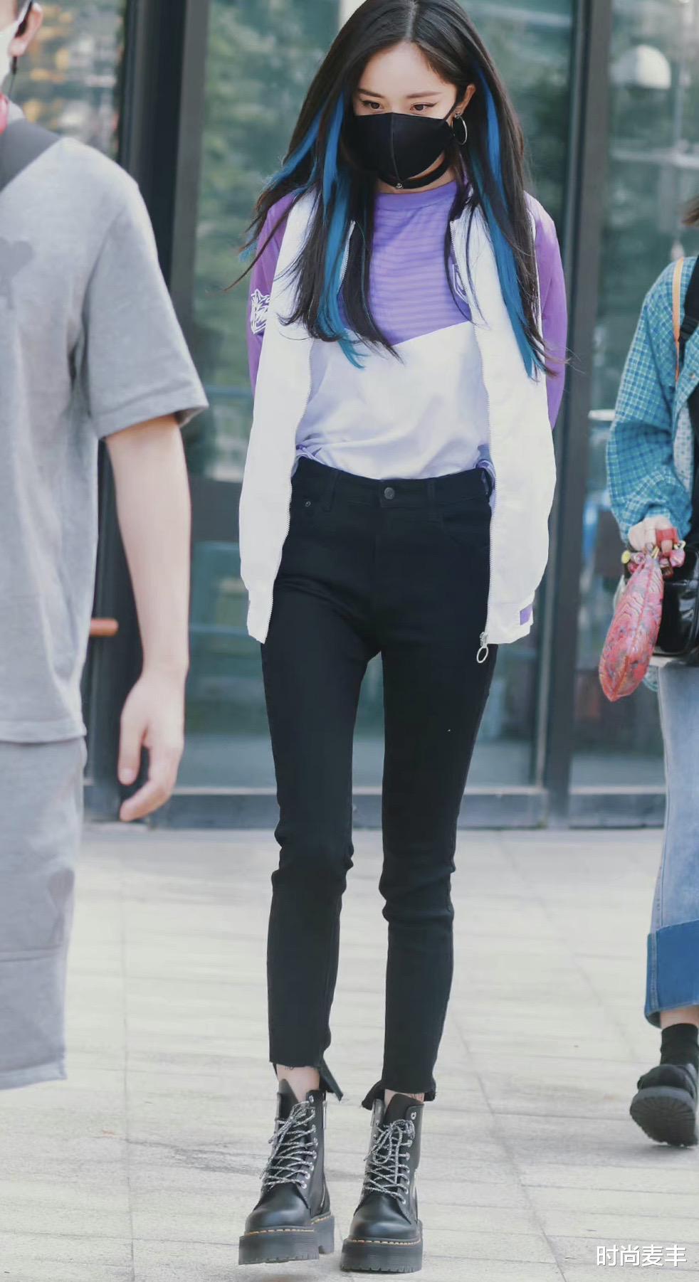时尚麦丰|杨幂综艺录制路透，蓝色挑染长发配紫色运动上衣，展现身材黄金比例