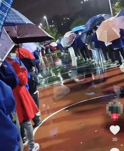 红团团医生LYNN 上海迪士尼紧急停止入园，全园核酸！疫情持续扩散，幸好有他们..