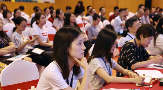 依科育儿吧|“新型啃老”慢慢出现,大学毕业后依然选择学习,家长却引以为傲