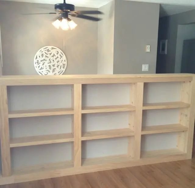 楼梯护栏和隔断旁别空着，装个半墙柜，收纳翻倍谁看都说太实用