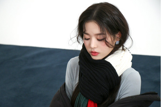 张元英|裹着围巾的张元英演绎冬季萌少女