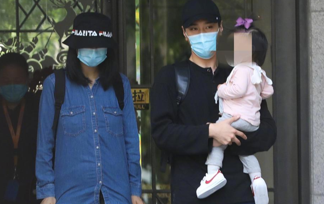 透视装|高圆圆吃火锅，热情与店员合照，被赞礼貌又亲切超有魅力！