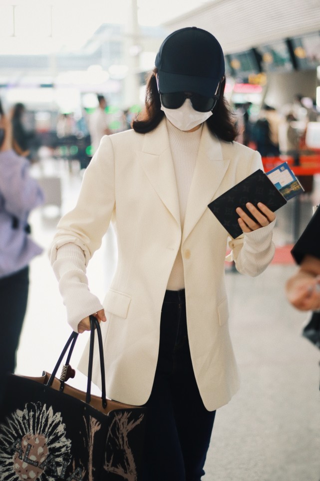 陈数|陈数懒理老公约会嫩模，独自走机场赶行程，穿西装女强人派头足