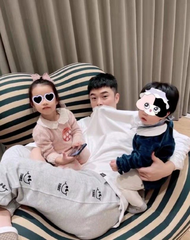 陈赫|陈赫贴心陪伴俩女儿，妹妹脸蛋嘟嘟超可爱，安安超粘人
