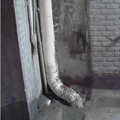 厨房主下水管在墙中间，能移动到墙角吗？