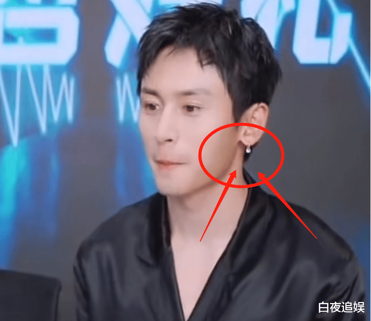 张哲瀚|《山河令》滤镜到底有多强？张哲瀚林依轮开直播，耳钉成了焦点