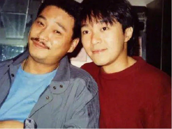 周星驰|周星驰：扶灵人排满了没关系，我也会去现场为达叔送行