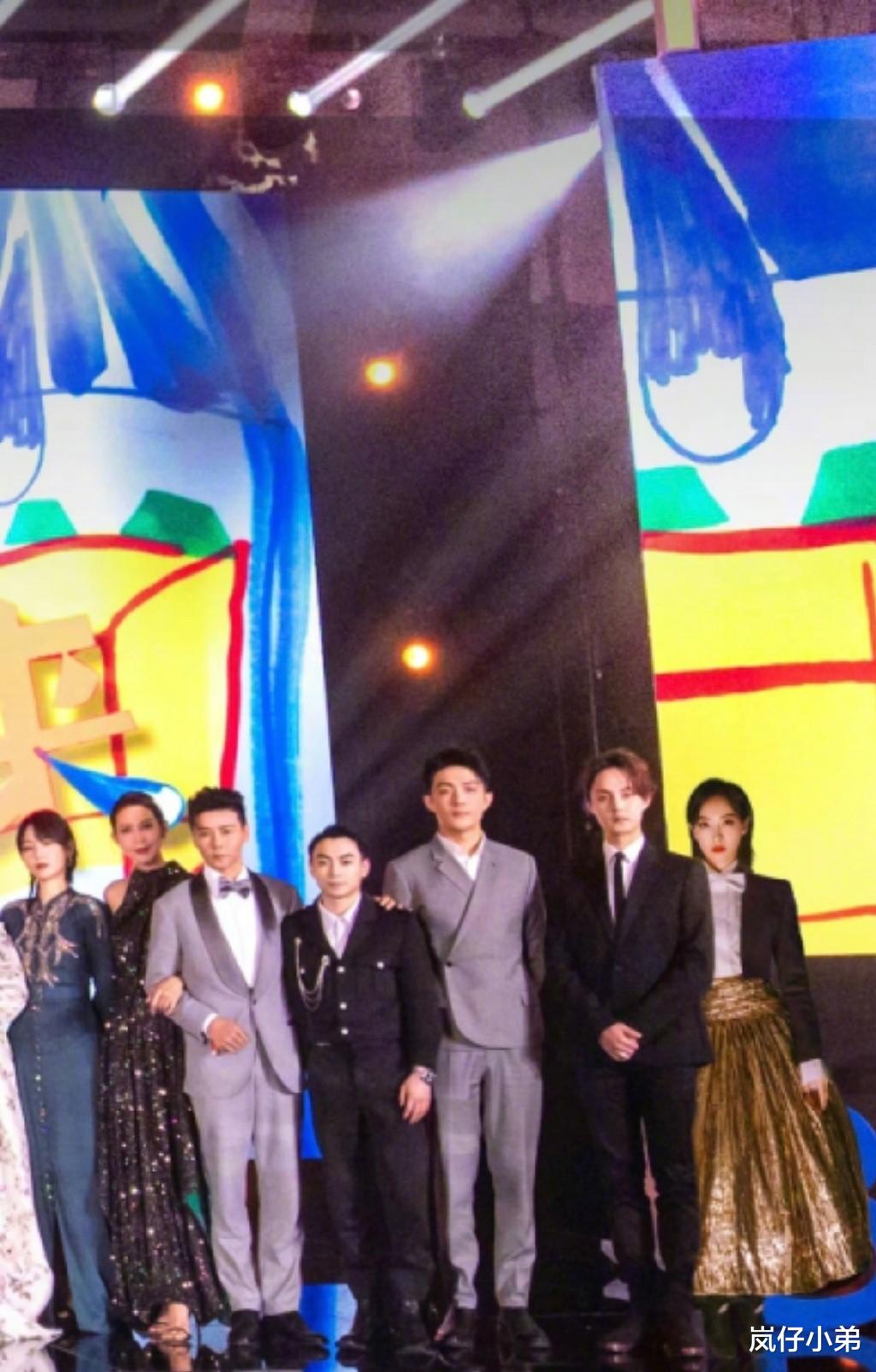 Angelababy|慈善明星夜大合照公开，C位当之无愧，宋茜被P上去，杨幂上前救场！