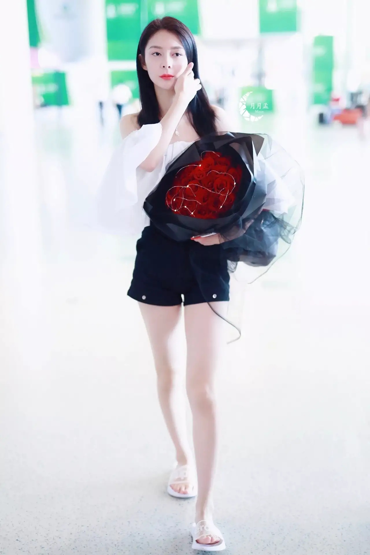 全球时尚号|“火箭少女”傅菁，穿深V礼服秀身材，一颦一足都是高冷范