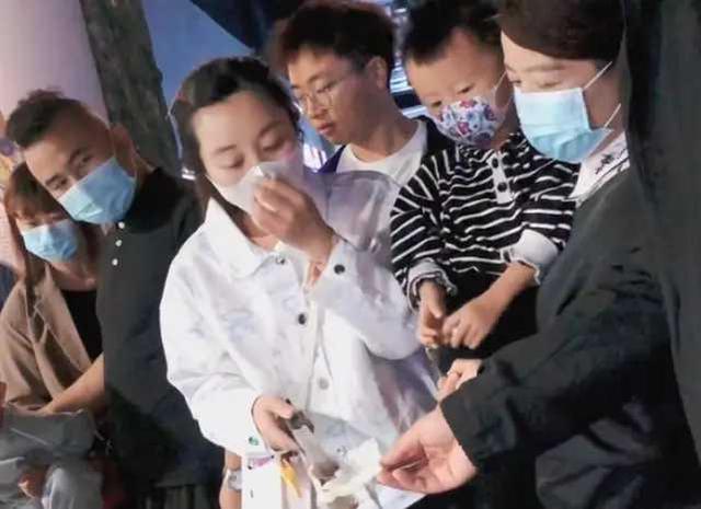 许敏|田静弟弟结婚被网友问及：杜新枝随礼你会收吗？对方3字霸气回应