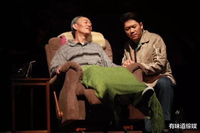 金士杰|57岁老戏骨娶22岁学生，60岁喜得龙凤胎，年近70为赚奶粉钱成这样