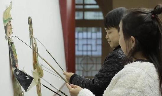 |身高只有1米28的她，嫁侏儒症丈夫被宠成公主，如今日赚五位数