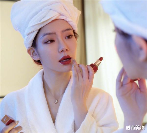 时尚美妆|戚薇保养真有一套,看到她涂眼霜方法后,网友:怪不得素颜也不怕