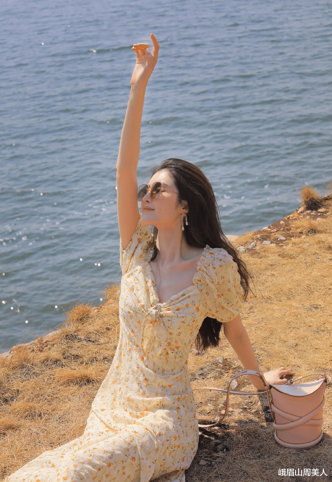 峨眉山周美人|别再穿百褶裙了,今夏流行的是“瘦瘦裙”,显瘦还减龄,谁穿谁美