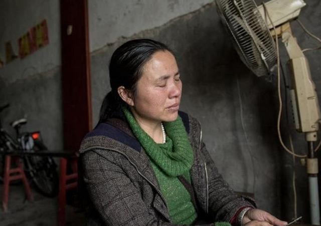 五个月婴儿去世,父亲抱着尸体睡一晚,第二天起床,家人瘫在地上