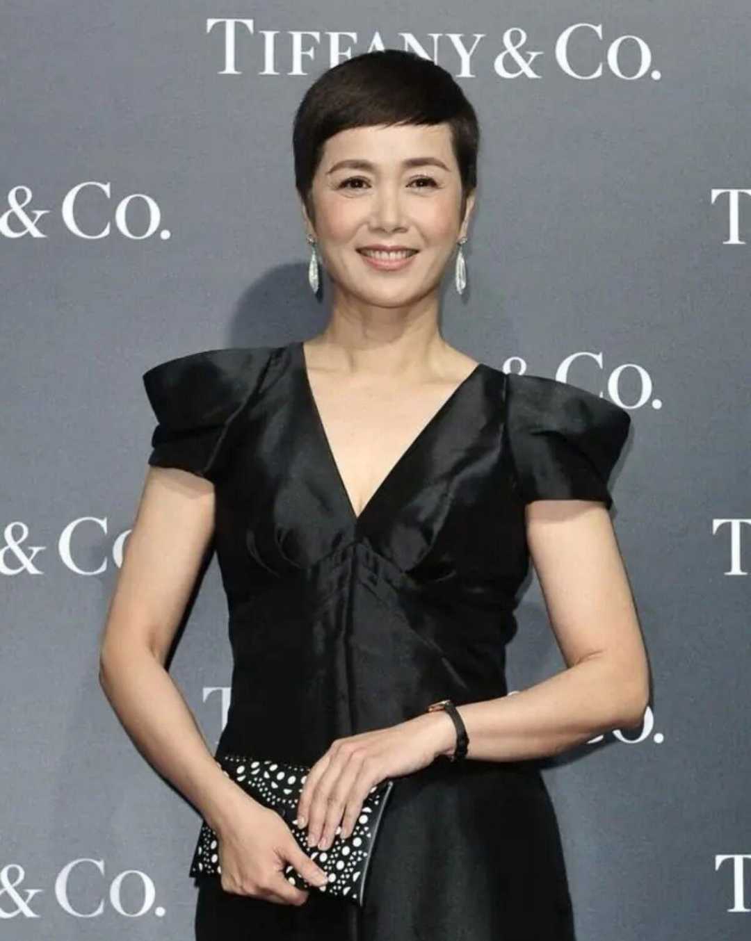 混搭时尚Anna|杨澜真给老公长脸，穿小黑裙在国外走红毯，高级优雅尽显东方之美