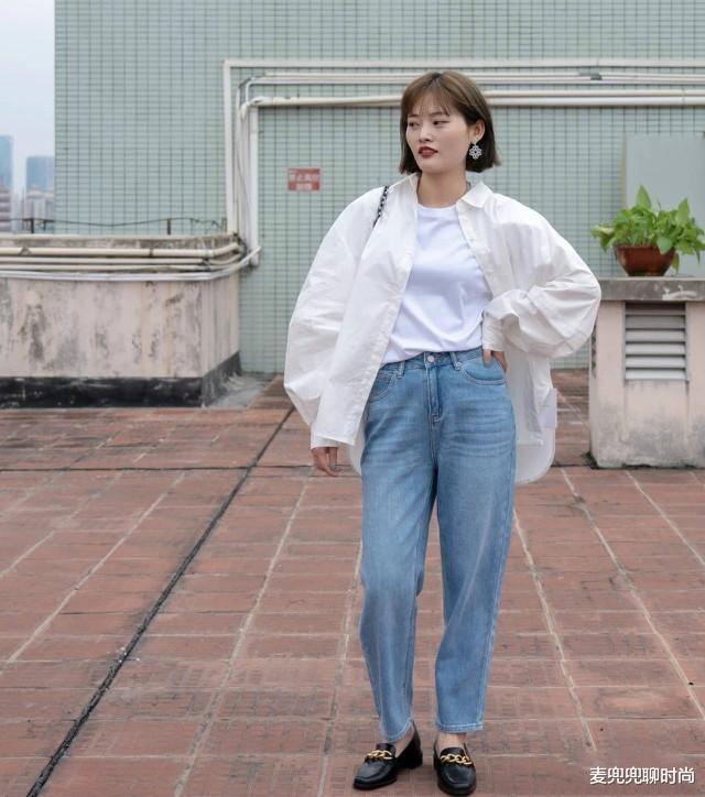 麦兜兜聊时尚|40岁女人若想既时髦又减龄！夏天建议“T恤+烟管裤”，穿出好气质