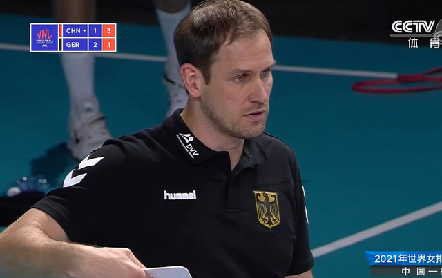女排|服了！德国主帅向郎平竖大拇指，满眼的敬意，女排姑娘太拼了