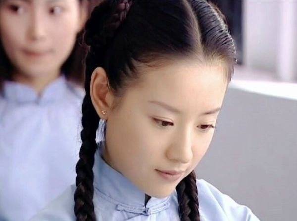 紫薯 董洁素颜不输当年，和12岁儿子像姐弟，大方分享的“护肤法”，因便宜被低估