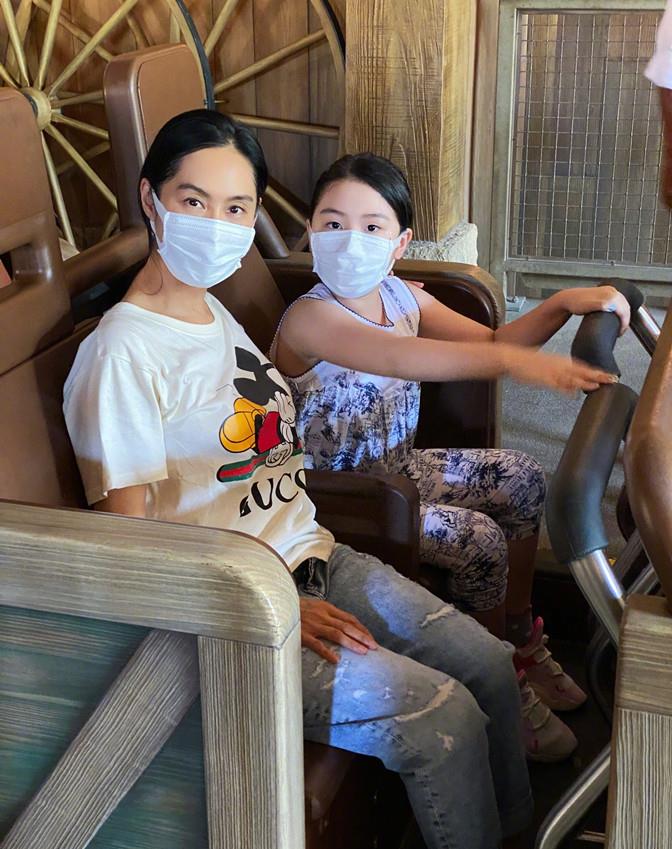 方脸妹说时尚 朱茵罕见带女儿打卡迪士尼，穿5千T恤衫，女儿单眼皮似黄贯中翻版