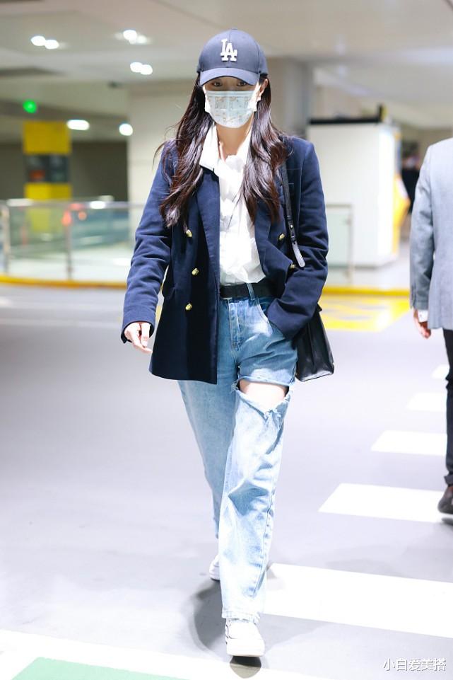 小白爱美搭|包文婧一家低调出街，小女儿包饺子真是越来越可爱了，看着好乖巧