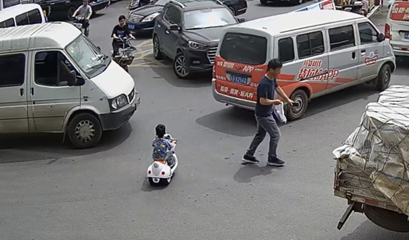 半岛晨报 4岁“男车神”杭州街头飙车！民警慌了