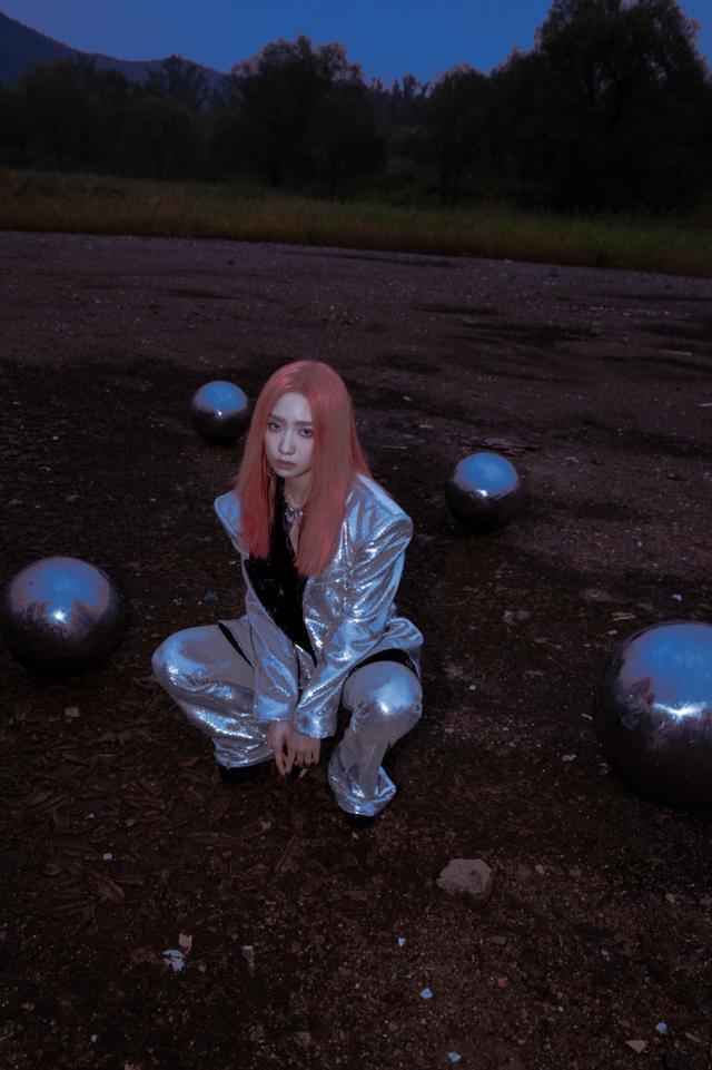 旗袍公馆 孟美岐换新发色，穿银色西装科技感十足，一头红发成焦点