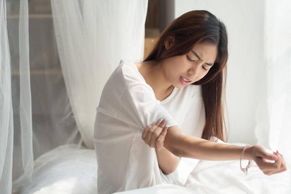 快速问医生|食道肿瘤到了晚期，4个不良反应，身体承受不住，及时就医